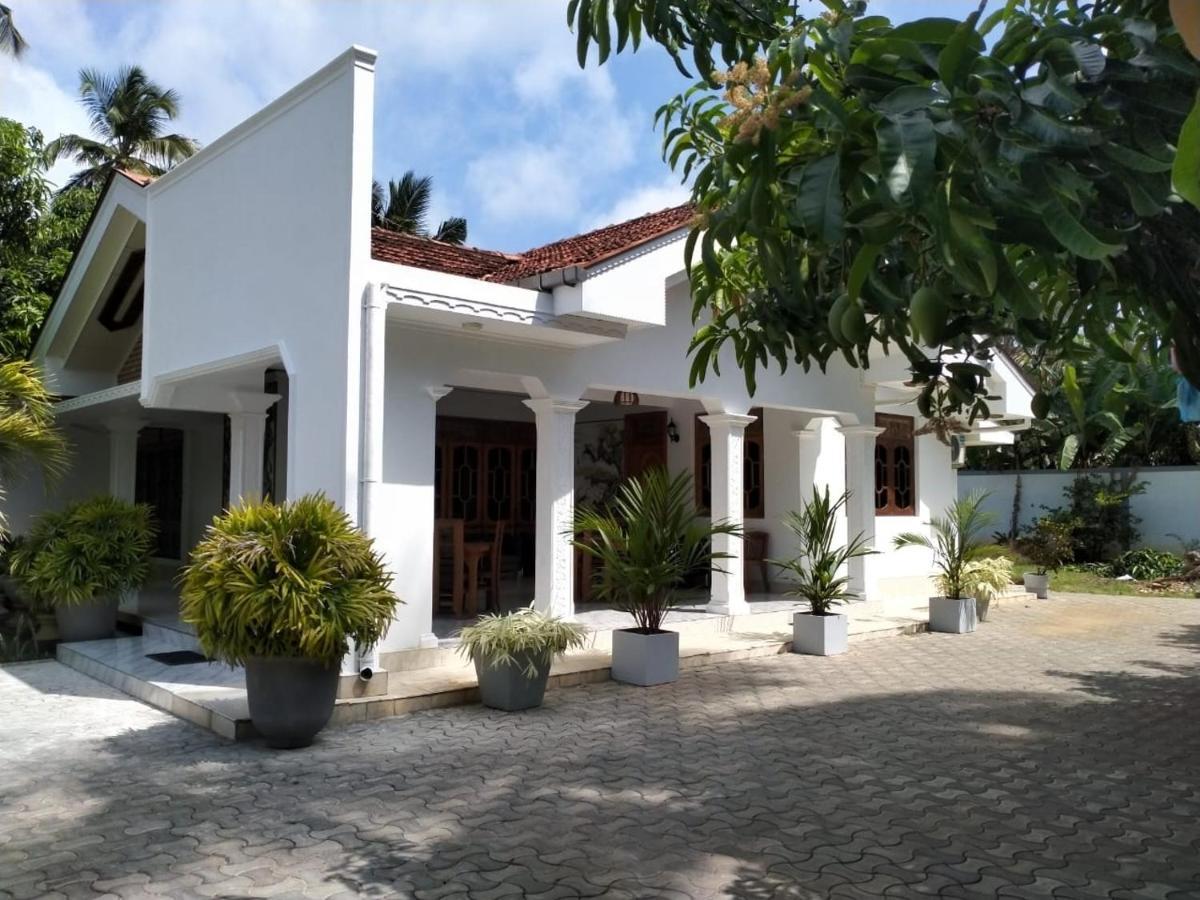 Holidays Hotel Nainamadama Exterior foto